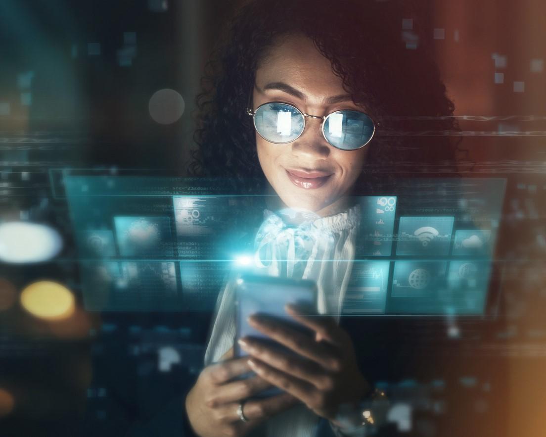 Dame ser p&aring; mobilen